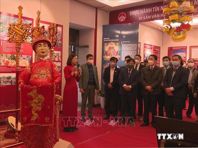 Các đại biểu cắt băng trưng bày giới thiệu về Tín ngưỡng thờ mẫu Tam phủ của người Việt tại Bảo tàng tỉnh Vĩnh Phúc. Ảnh: Nguyễn Thảo - TTXVN

