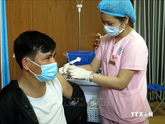 Tiêm vaccine phòng COVID- 19 tại Bệnh viện Trung ương Thái Nguyên. Ảnh: Trần Trang-TTXVN
