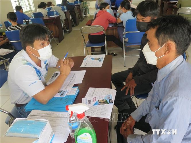 Trung tâm giới thiệu việc làm tỉnh Kon Tum tư vấn, giới thiệu, hỗ trợ người lao động tìm được việc làm sau dịch COVID-19. Ảnh: Dư Toán – TTXVN.
