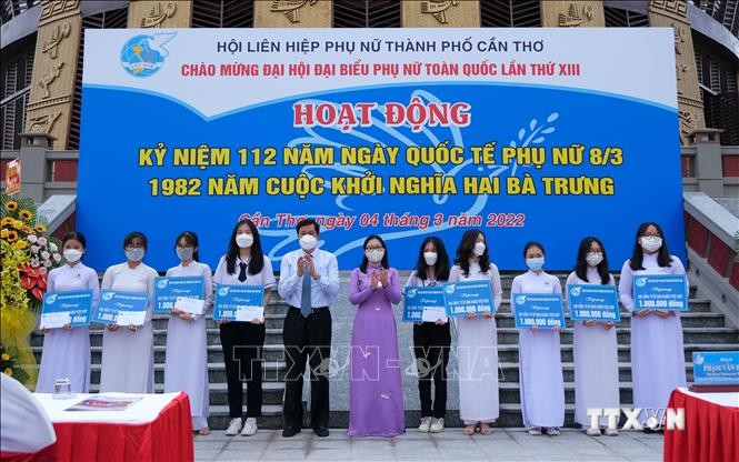 Hội LHPN thành phố Cần Thơ trao 20 suất học bổng cho các học sinh quận Ô Môn, Bình Thủy và huyện Phong Điền. Ảnh: Thu Hiền - TTXVN
