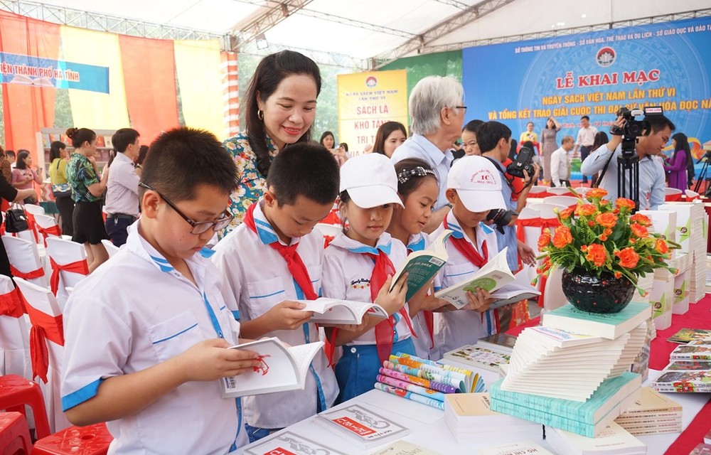 Ngày hội Sách và Văn hoá đọc thu hút đông đảo học sinh, sinh viên. Ảnh: Trần Trang-TTXVN
