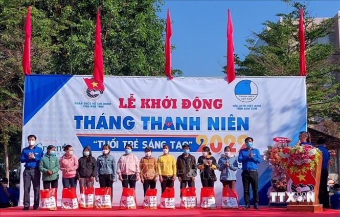 Tỉnh đoàn Kon Tum tặng "Túi an sinh" hỗ trợ cho người dân có hoàn cảnh khó khăn tại khu vực biên giới huyện Ngọc Hồi, tỉnh Kon Tum. Ảnh: Khoa Chương - TTXVN
