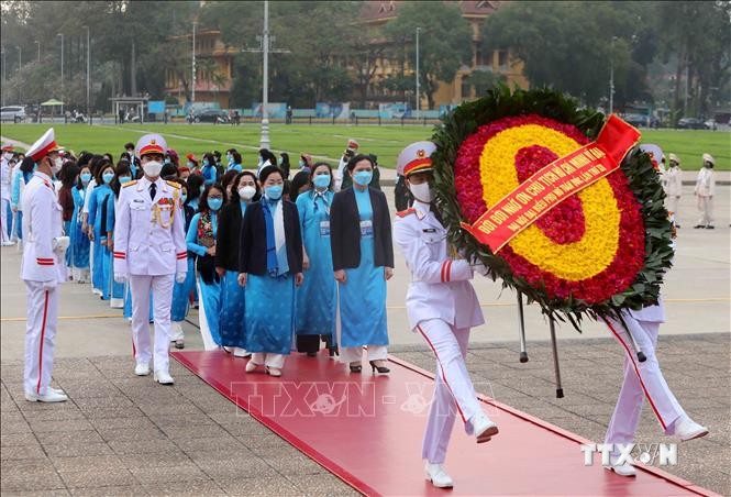 Các đại biểu đặt vòng hoa và vào Lăng viếng Chủ tịch Hồ Chí Minh. Ảnh: An Đăng - TTXVN
