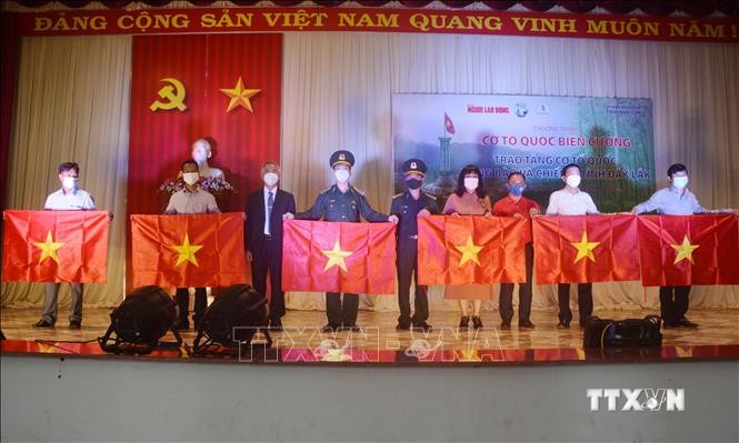 Trao tặng 10.000 lá cờ Tổ quốc cho chiến sĩ và nhân dân vùng biên giới của tỉnh Đắk Lắk. Ảnh: Hoài Thu – TTXVN
