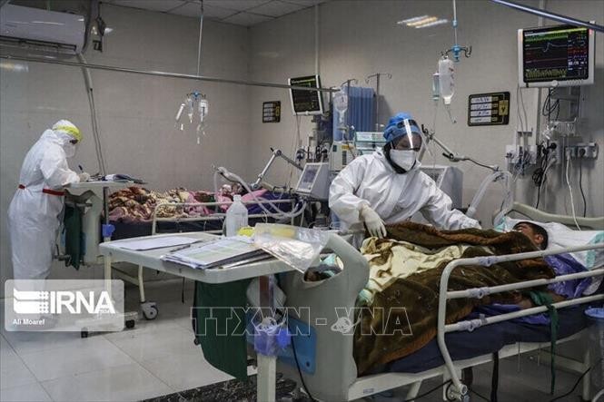 Nhân viên y tế chăm sóc bệnh nhân COVID-19 tại bệnh viện ở Tehran, Iran. Ảnh: IRNA/TTXVN