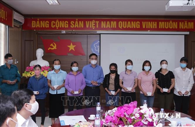 Phó Giám đốc BHXH tỉnh Lai Châu, Dương Quốc Tuấn trao tặng thẻ BHYT cho người dân có hoàn cảnh đặc biệt khó khăn của huyện biên giới Nậm Nhùn. Ảnh: Quý Trung – TTXVN
