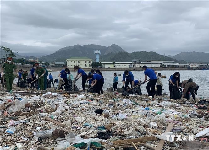 Lực lượng đoàn viên, thanh niên thành phố Nha Trang ra quân vệ sinh môi trường bãi biển. Ảnh: TTXVN phát
