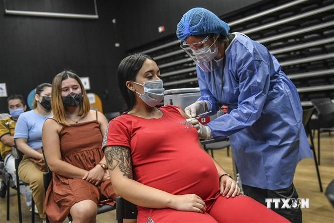 Nhân viên y tế tiêm vaccine ngừa COVID-19 cho người dân tại Medellin, Colombia. Ảnh: AFP/TTXVN
