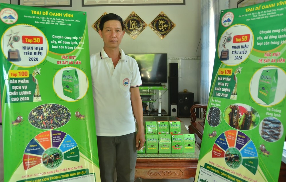 Ðại diện Trại dế Oanh Vĩnh (xã Suối Dây, huyện Tân Châu) giới thiệu sản phẩm được xếp hạng OCOP tỉnh Tây Ninh (3 sao). Ảnh: baotayninh.vn

