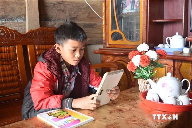 Sở Giáo dục và Đào tạo tỉnh Đắk Nông đã tiếp nhận và trao tặng được 1.042 máy tính bảng kèm sim 4G cho học sinh nghèo. Ảnh: Nguyên Dung – TTXVN
