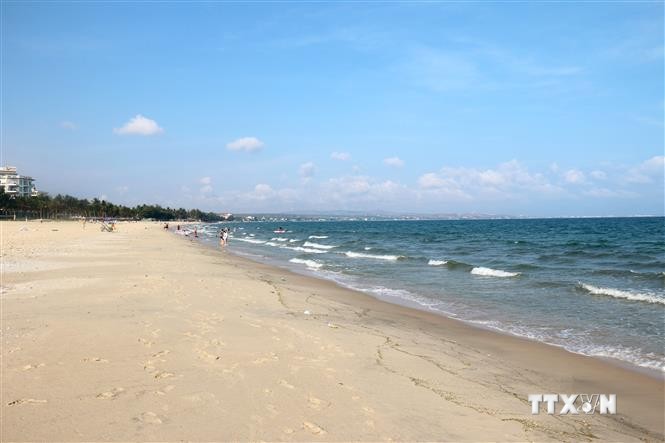 Biển Hàm Tiến – Mũi Né vẫn giữ được nét hoang sơ vốn có với thương hiệu “biển xanh – cát trắng – nắng vàng”. Ảnh: Nguyễn Thanh - TTXVN
