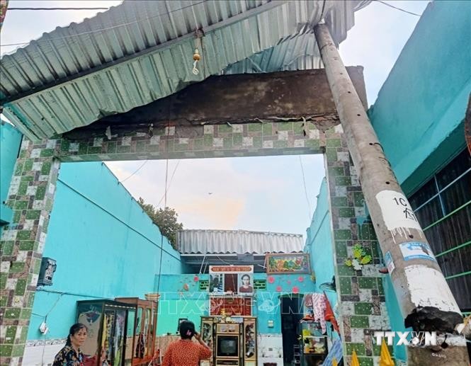 Giông, lốc khiến nhiều căn nhà người dân ở huyện An Phú, An Giang bị tốc mái gây thiệt hại nặng. Ảnh: TTXVN phát