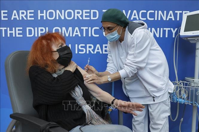 Tiêm mũi 4 vaccine phòng COVID-19 cho người dân tại thành phố Tel Aviv, Israel ngày 3/1/2022. Ảnh: AFP/TTXVN