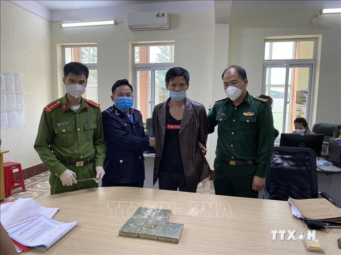 Đối tượng La Đức Thuận (sinh năm 1967, trú tại thị trấn Trùng Khánh, huyện Trùng Khánh, tỉnh Cao Bằng) bị bắt vì hành vi vận chuyển, mua bán trái phép chất ma túy. Ảnh: TTXVN phát
