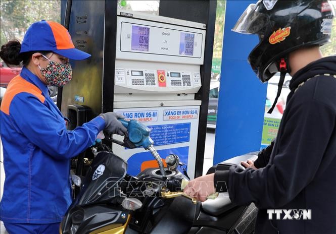: Mua bán xăng dầu tại Hà Nội. Ảnh: Trần Việt - TTXVN
