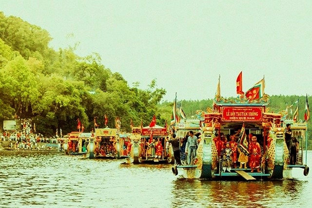 Lễ hội điện Huệ Nam là sinh hoạt truyền thống mang yếu tố văn hóa tâm linh của một bộ phận dân cư xứ Huế nói riêng và cả nước nói chung. Ảnh : khamphahue.com.vn
