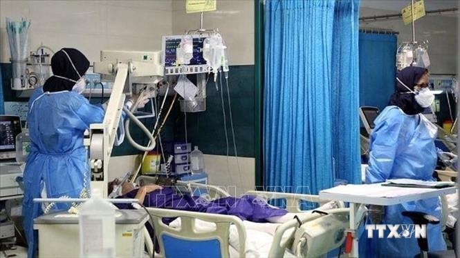 Nhân viên y tế điều trị cho bệnh nhân COVID-19 tại bệnh viện ở thành phố Ashkelon, Israel ngày 22/2/2022. Ảnh: AFP/TTXVN
