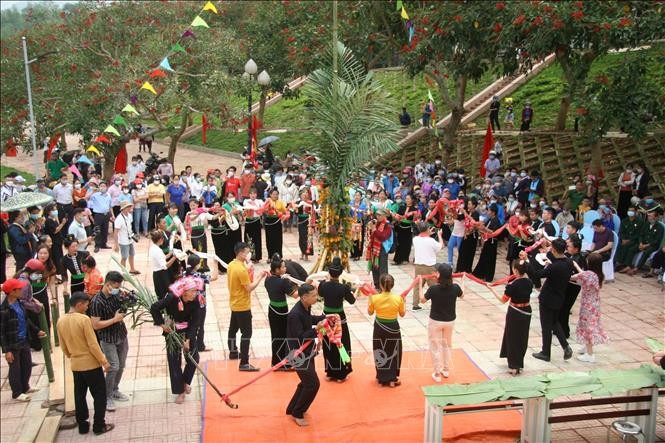 Lễ hội Kin Pang có nhiều nghi lễ, trò diễn, điệu múa, phản ánh quan niệm tín ngưỡng, tư duy sáng tạo của người Thái đen ở Than Uyên. Ảnh: Đinh Thùy-TTXVN
