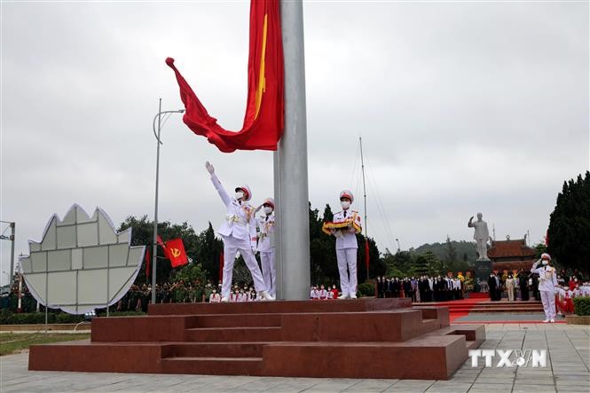 Nghi lễ thượng cờ tại Khu di tích lịch sử Quốc gia đặc biệt Tượng đài Bác Hồ. Ảnh: TTXVN phát