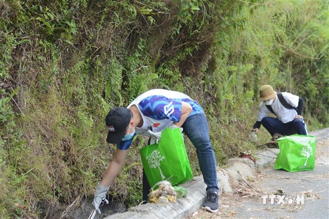 Hơn 600 người tham gia làm sạch môi trường trên bán đảo Sơn Trà, Đà Nẵng