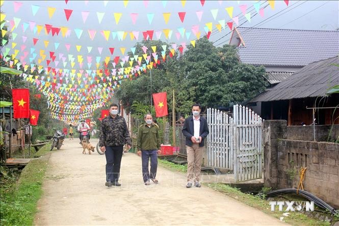 Đường nội thôn tại điểm tái định cư ở thôn Mường, xã Phù Lưu (Hàm Yên, Tuyên Quang) đã được bê tông hóa. Ảnh: Vũ Quang – TTXVN
