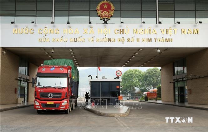 Hoạt động xuất nhập khẩu tại Cửa khẩu quốc tế đường bộ số II Kim Thành sáng 26/4. Ảnh: Quốc Khánh - TTXVN

