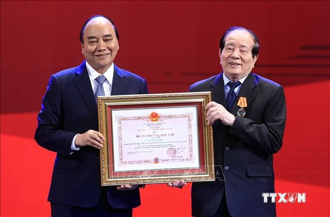 Chủ tịch nước Nguyễn Xuân Phúc trao tặng Huân chương Độc lập Hạng Nhì cho Nhà thơ Nguyễn Hữu Thỉnh. Ảnh: Thống Nhất - TTXVN
