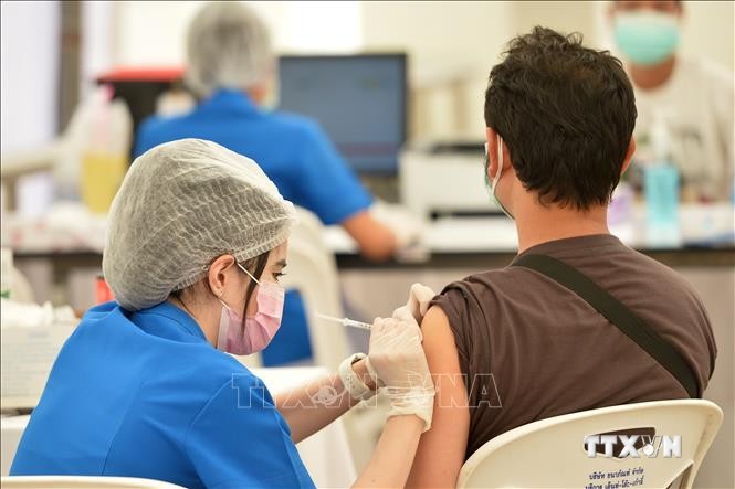 Nhân viên y tế tiêm vaccine phòng COVID-19 cho người dân tại Bangkok, Thái Lan. Ảnh: THX/ TTXVN
