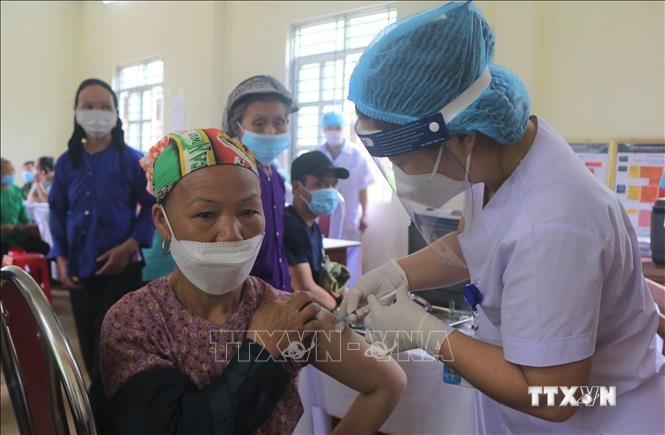 Tiêm mũi 3 vaccine phòng COVID-19 cho đồng bào dân tộc thiểu số ở xã Thượng Thôn, huyện Hà Quảng, tỉnh Cao Bằng. Ảnh: Chu Hiệu-TTXVN.
