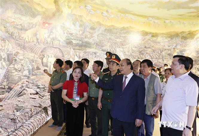 Chủ tịch nước Nguyễn Xuân Phúc tưởng niệm các anh hùng liệt sĩ, tặng quà cựu chiến binh Điện Biên Phủ