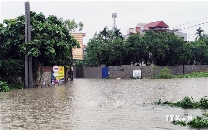 Nhiều khu dân cư tại thành phố Thái Nguyên hiện vẫn ngập sâu trong nước. Ảnh: Quân Trang-TTXVN