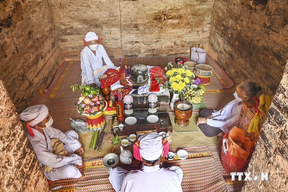 Thực hiện nghi lễ cúng tháp Pô Sah Inư dịp lễ hội Ka Tê của đồng bào Chăm theo đạo Bàlamôn ở tỉnh Bình Thuận. Ảnh: Nguyễn Thanh 