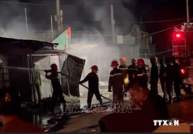 Lực lượng chức năng nỗ lực tiếp cận, khống chế và dập tắt ngọn lửa vụ cháy chợ Mường Thanh. Ảnh: TTXVN phát
