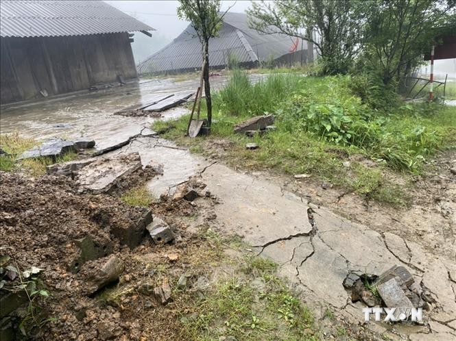 Sân nhà của 3 hộ dân tại xã Sa Pa bị nứt gẫy do mưa lớn kéo dài. Ảnh: TTXVN phát
