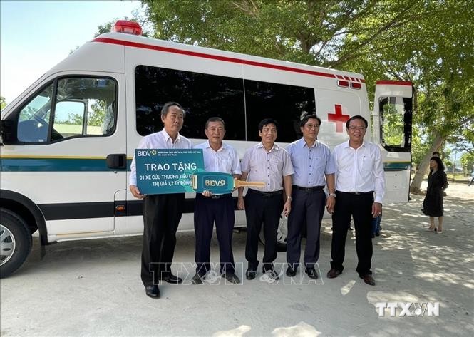 Đại diện BIDV trao tặng xe cứu thương cho Trung tâm Y tế huyện Ninh Hải. Ảnh: TTXVN phát
