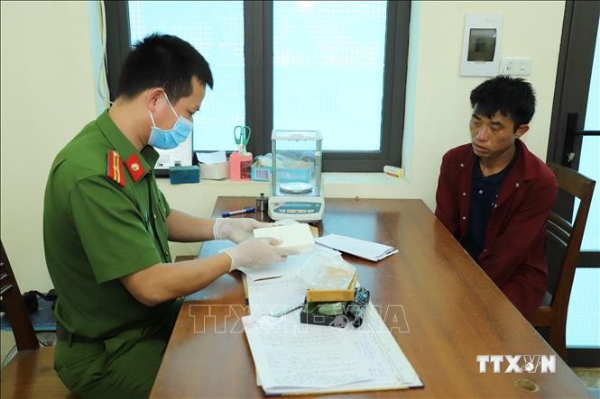 Đối tượng Giàng A Cả khai nhận mua số ma túy trên tại tỉnh Sơn La mang về tỉnh Yên Bái để bán kiếm lời. Ảnh: TTXVN phát
