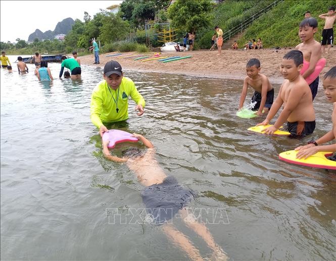 Dạy bơi cho trẻ em ở Phong Nha – Kẻ Bàng (Bố Trạch, Quảng Bình). Ảnh: Đức Thọ - TTXVN