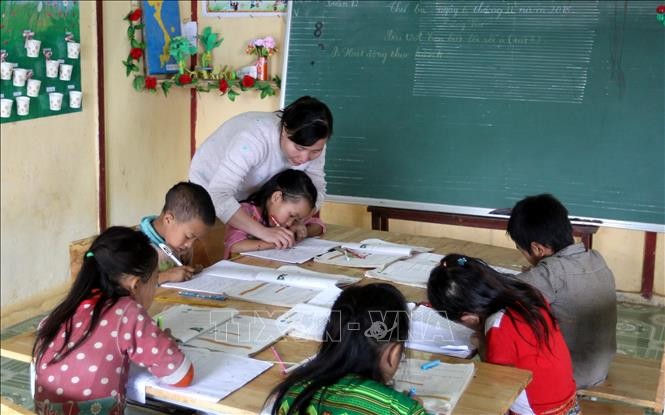 Giờ học của học sinh ghép lớp 2 và 3 tại điểm trường Séo Trung Hồ Mông, xã Bản Hồ (Sa Pa). Ảnh: Quốc Khánh  -TTXVN
