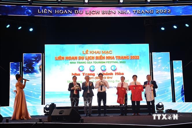Lãnh đạo UBND tỉnh Khánh Hòa chụp hình lưu niệm cùng ông Park Hang Seo- Huấn luyện viên trưởng Đội tuyển bóng đá quốc gia - khách mời đặc biệt của Liên hoan Du lịch Biển Nha Trang hè 2022. Ảnh: Phan Sáu - TTXVN
