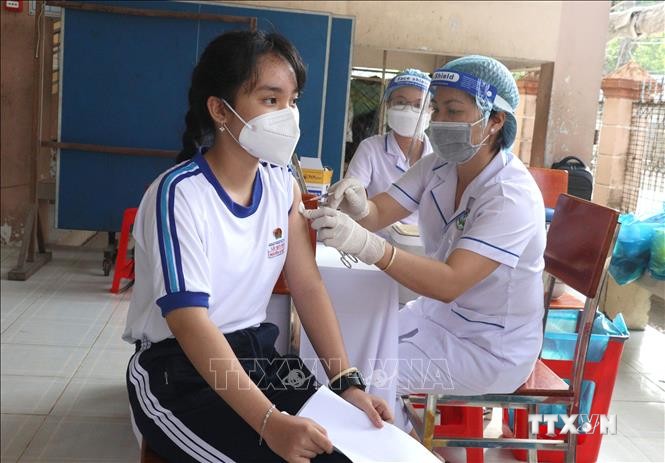 Tiêm vaccine cho học sinh Trường Trung học cơ sở Lê Quý Đôn, thành phố Vĩnh Long. Ảnh: Lê Thúy Hằng - TTXVN
