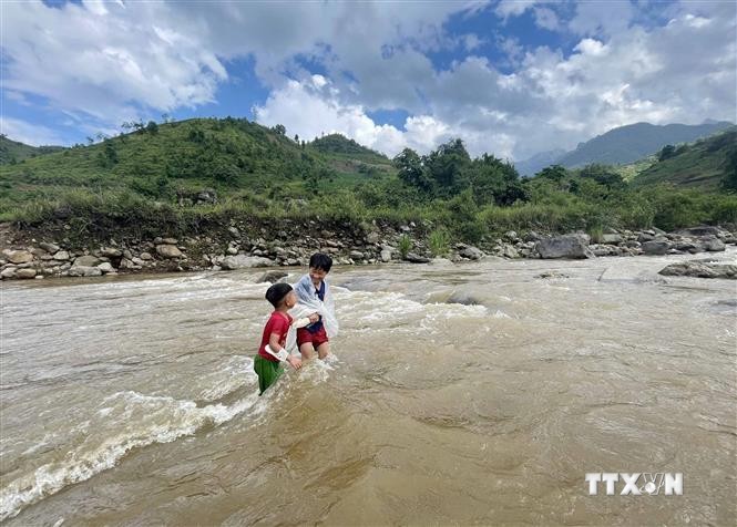 Do thiếu sân chơi dịp hè, nhiều trẻ em ở xã Khun Há, huyện Tam Đường ra suối chơi, tiềm ẩn nguy cơ mất an toàn. Ảnh: Đinh Thùy-TTXVN
