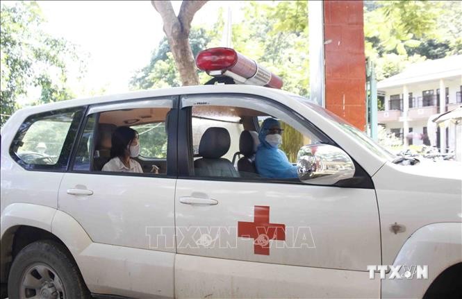 Thí sinh F2 được lực lượng y tế huyện Phong Thổ chở bằng xe chuyên dụng đi thi, đảm bảo công tác phòng chống dịch. Ảnh: Đinh Thùy-TTXVN

