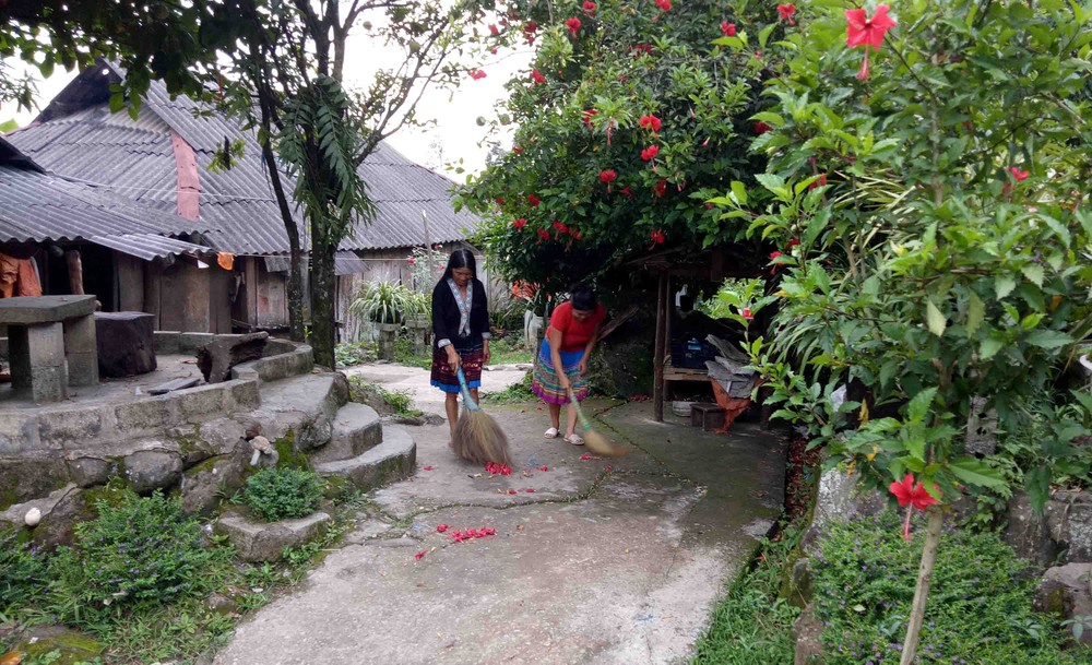 Người dân  thường xuyên dọn vệ sinh môi trường diệt loăng quăng, phòng chống sốt xuất huyết. Nguồn: baolaichau.vn