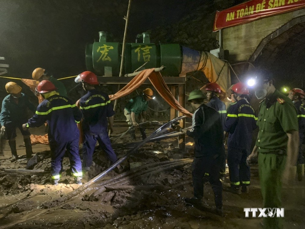 Liên quan đến sự cố mưa lũ sáng 3/7/2022 khiến 1 công nhân mất tích và 3 người bị thương trong hầm thủy điện tại bản Phi Lĩnh, xã Si Pa Phìn, huyện Nậm Pồ (tỉnh Điện Biên). Đến tối 3/7, lực lượng chức năng vẫn đang huy động tối đa nhân lực, phương tiện nỗ