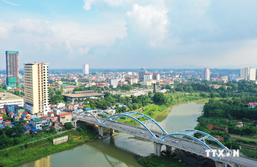 Cầu Bến Tượng bắc qua sông Cầu, thành phố Thái Nguyên, mới được xây dựng từ nguồn vốn Ngân hàng Thế giới. Ảnh: Hoàng Nguyên - TTXVN