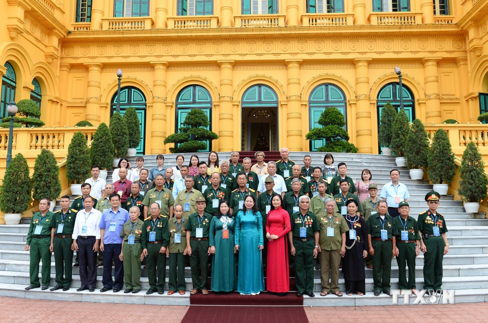 Phó Chủ tịch nước Võ Thị Ánh Xuân tặng ảnh chân dung Chủ tịch Hồ Chí Minh cho các đại biểu. Ảnh: Minh Đức – TTXVN
