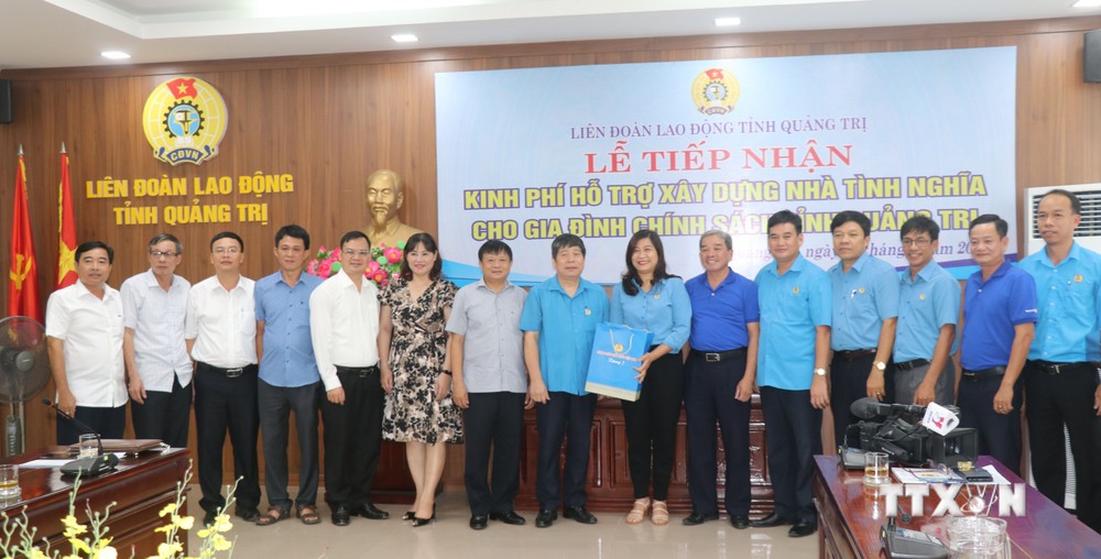 Đoàn công tác của Công đoàn viên chức Việt Nam và các công đoàn trực thuộc chụp hình lưu niệm. Ảnh: Thanh Thủy-TTXVN
