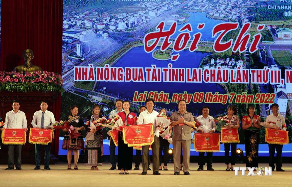 Ban tổ chức trao Giải Nhất toàn đoàn cho Hội nông dân huyện Tân Uyên. Ảnh: Quý Trung – TTXVN
