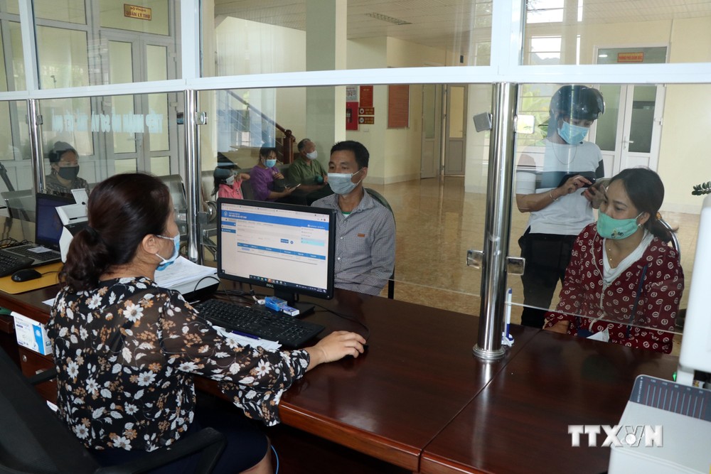 Người dân đến đăng ký mua thẻ bảo hiểm y tế tại Bảo hiểm xã hội huyện Yên Châu, tỉnh Sơn La. Ảnh: Hữu Quyết - TTXVN
