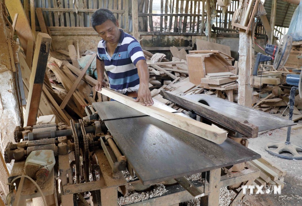 Cơ sở sản xuất đồ gỗ nhà anh Nguyễn Văn Vang ở xã Minh Đức, huyện Tứ Kỳ, Hải Dương vay hơn 2 tỷ đồng từ Vietcombank đầu tư xây dựng nhà xưởng, nguyên liệu thu hút hơn 10 lao động. Ảnh: Trần Việt - TTXVN
